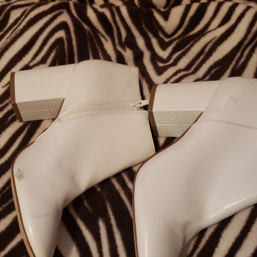 White Katy Perry Ankle Boots, side zippers - Picture 3 of 4